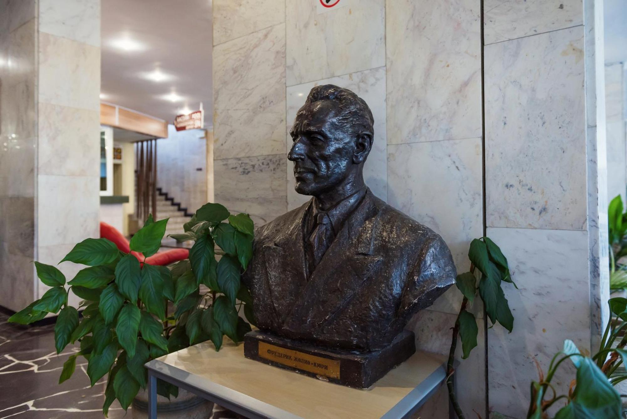 International Home Of Scientists Joliot Curie سينتس قسطنطين وهيلينا المظهر الخارجي الصورة
